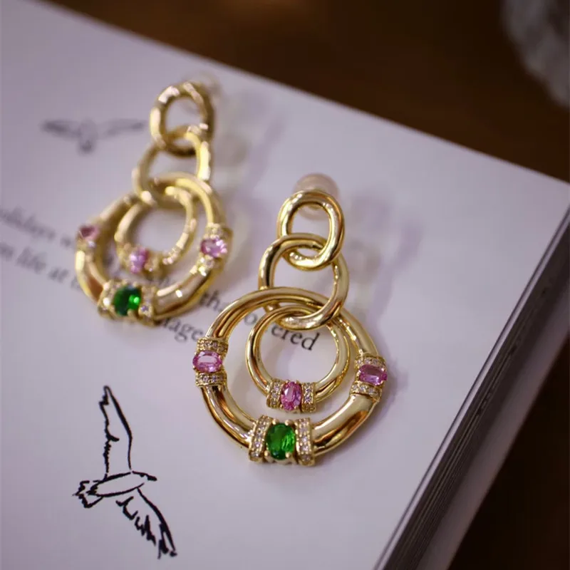 

Серьги-кольца UBESTNICE из настоящего желтого золота 18 К с изумрудами и текстурой из тяжелого металла