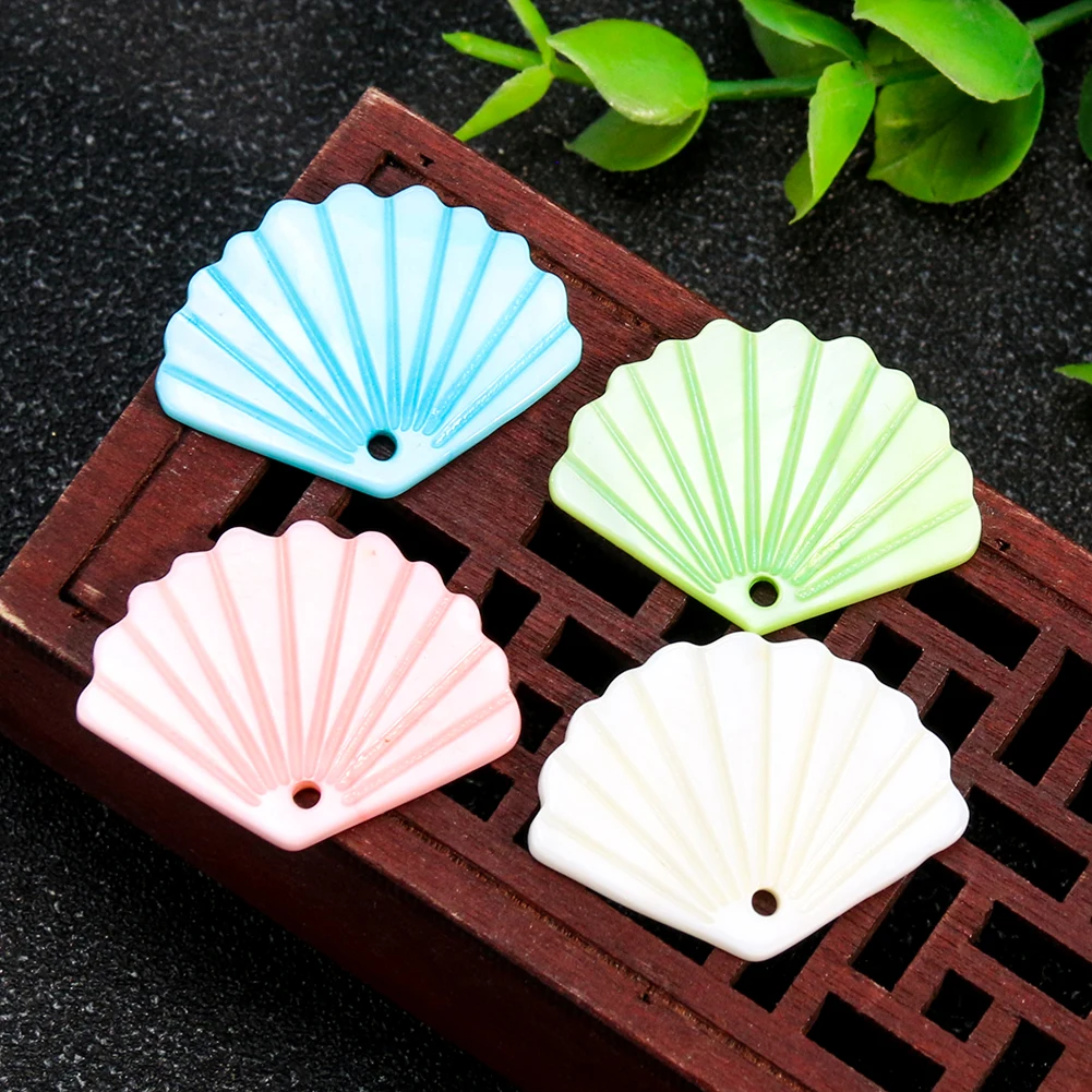 

Muy Bien 2 Pcs Natural Freshwater Shell Carving Small Fan Shape DIY Charm Hairpin Necklace Earring Jewelry Making Accessory