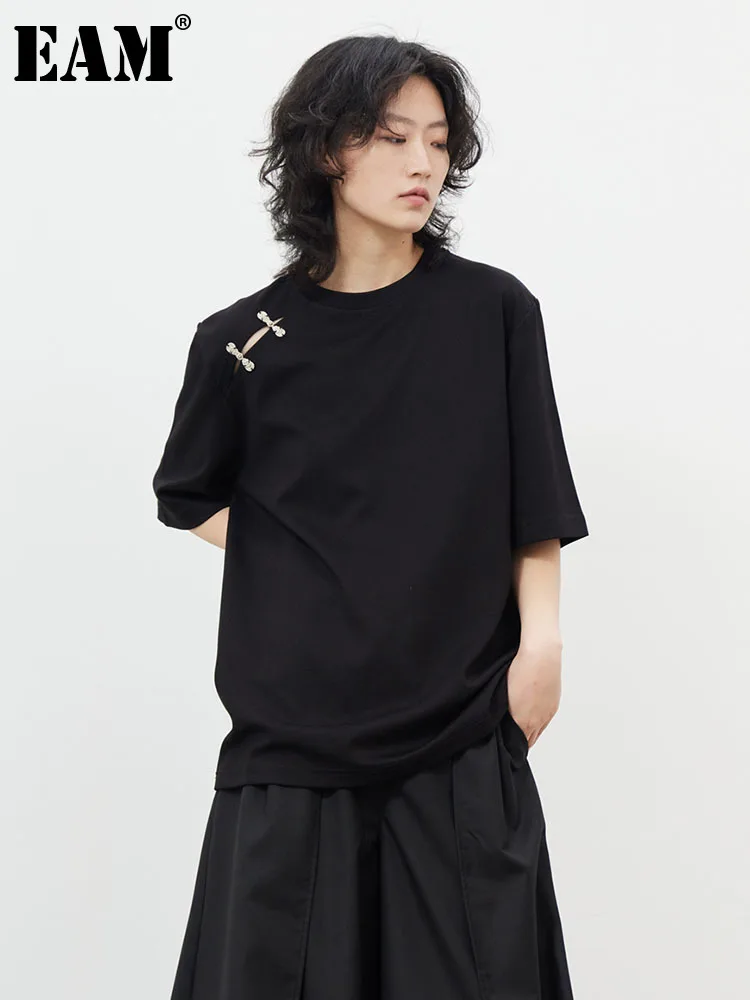 

[EAM] Женская Черная Асимметричная футболка с металлической пряжкой большого размера, новая модная футболка с круглым вырезом и коротким рукавом, весна-лето 2023 1DF9089