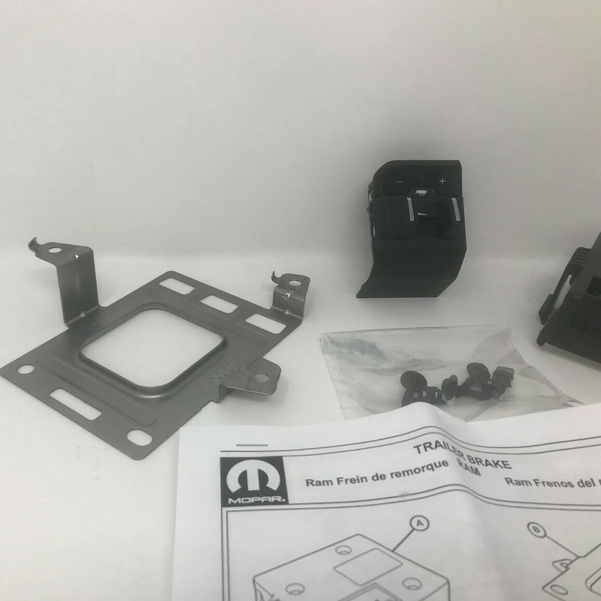 82215278AE интегрированный модуль управления тормозом прицепа с переключателем для