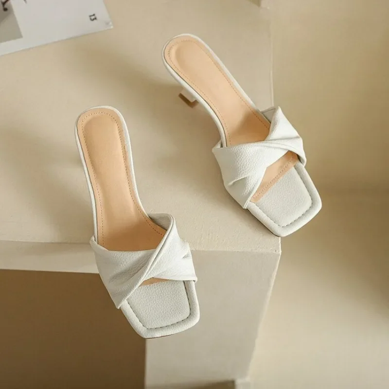 Сандалии женские на тонком каблуке модные плиссированные босоножки с квадратным