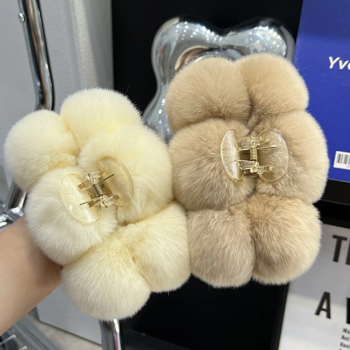 

Temperament Real Rabbit Fur Ball Shape Hair Claws Large Plush Hairgrip Back Of The Head Shark Grip Clip Women Hairpin Headdress