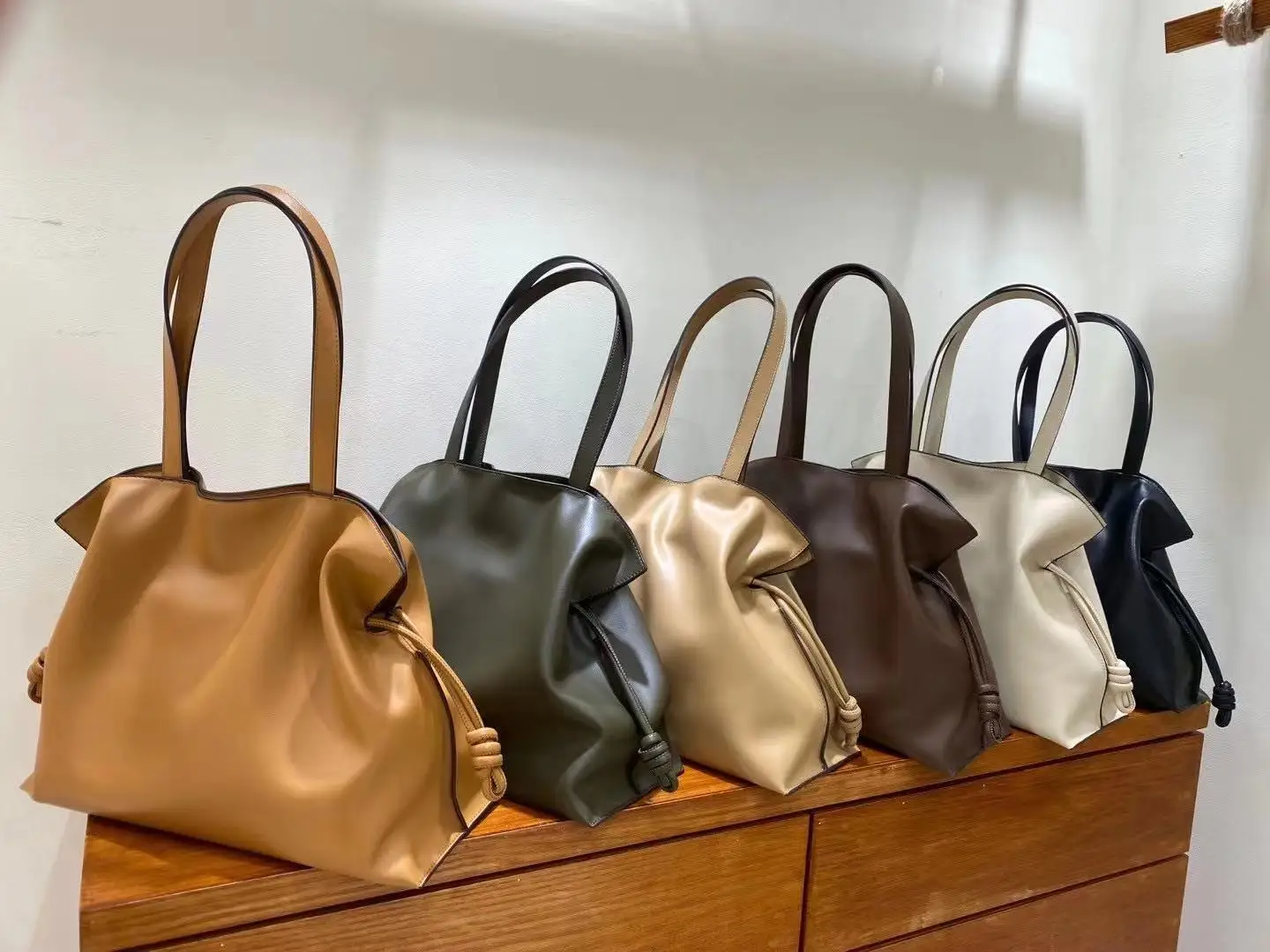 Женская сумка-тоут из натуральной телячьей кожи однотонный Роскошный