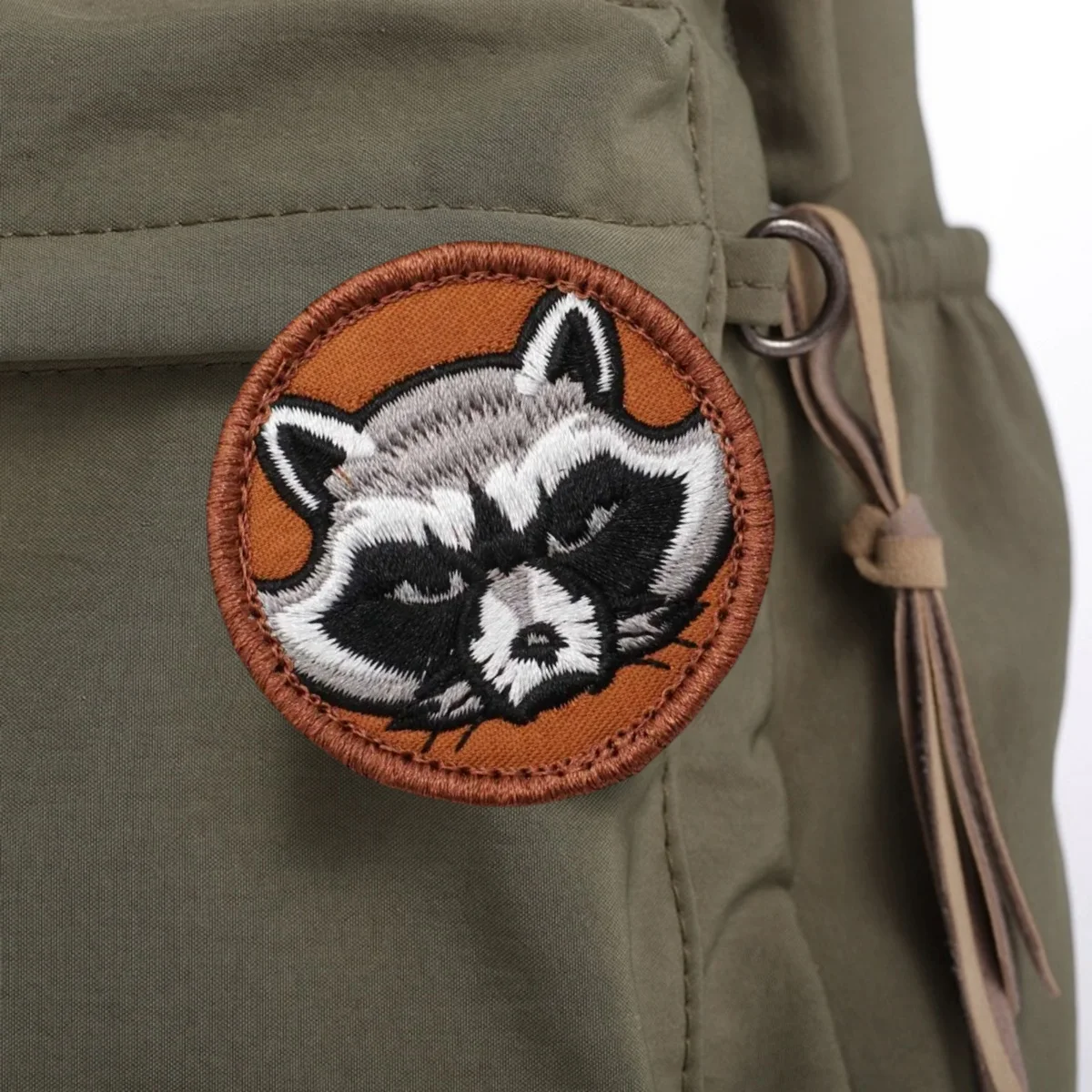 Наручная повязка на руку с изображением злого енота