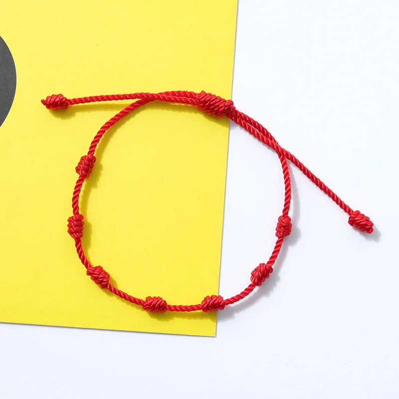 7 узелков. Браслет из нити на запястье узел. Нитки красные. 7 узелков. Красная шерстяная нить.