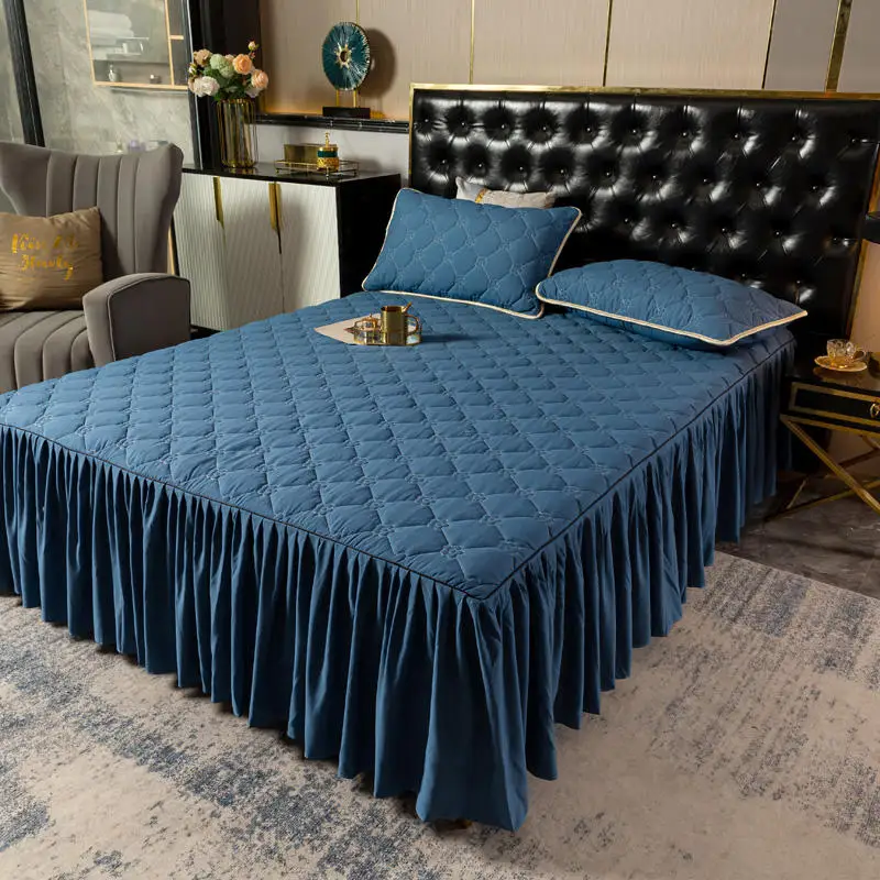 Зимнее стеганое толстое покрывало натяжная простыня с оборками свисающая мягкая