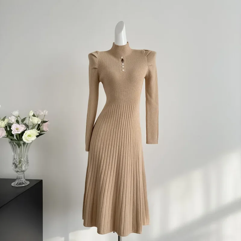 Элегантное утягивающее белое вязаное платье с высоким воротником женское