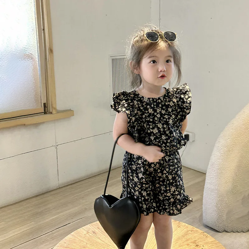 

Костюм с цветочным принтом для девочек, Новинка лета 2023, корейский вариант для маленьких девочек, рубашка с летящим рукавом и шорты, комплект из двух предметов 3-78