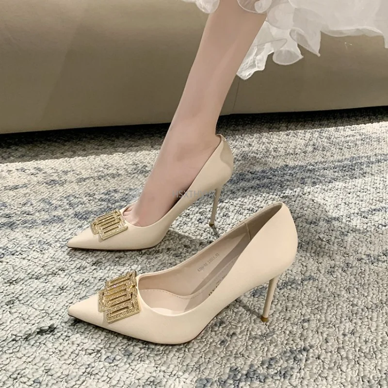 

Fashion Design Soft Pu Leather Women Spring Autumn Metal Decoration Pointed Toe High Heels Pumps Korean Style Shoe Zapatos