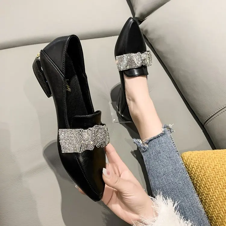 

Женские туфли-лодочки на низком каблуке, с острым носком, без застежки