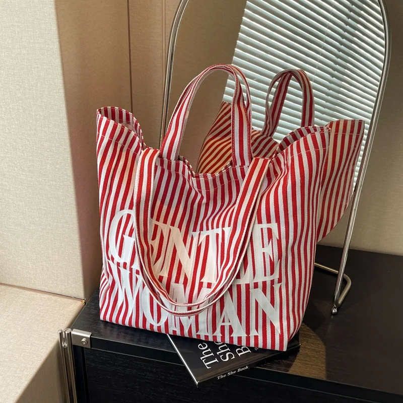 Холщовая сумка на плечо в красно-белую полоску женская с буквенным принтом