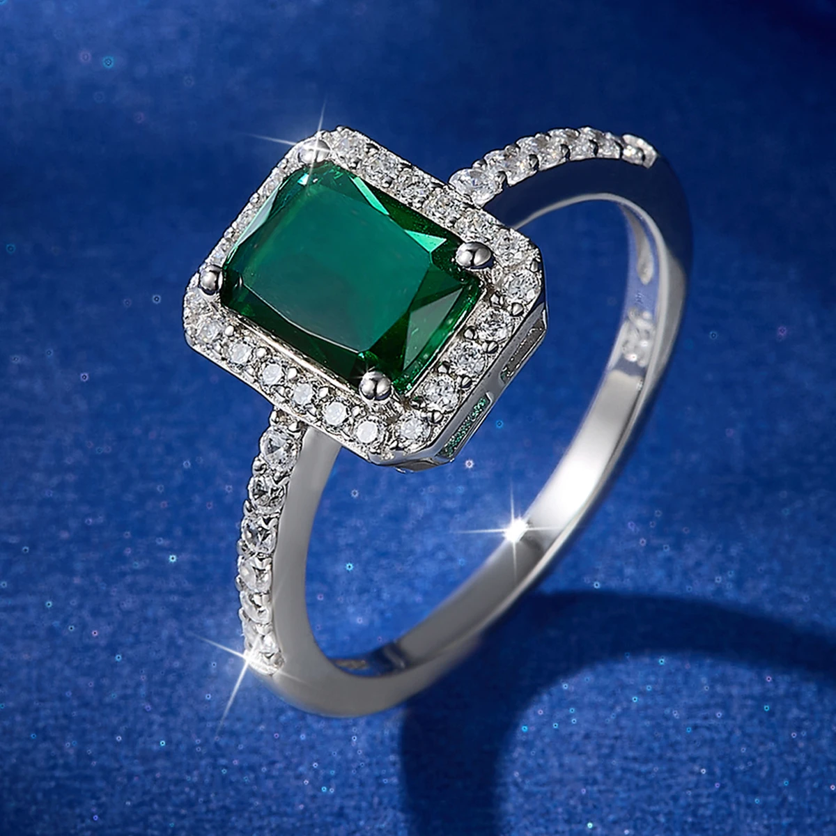 Элегантное винтажное серебряное кольцо с изумрудным квадратным стеблем из