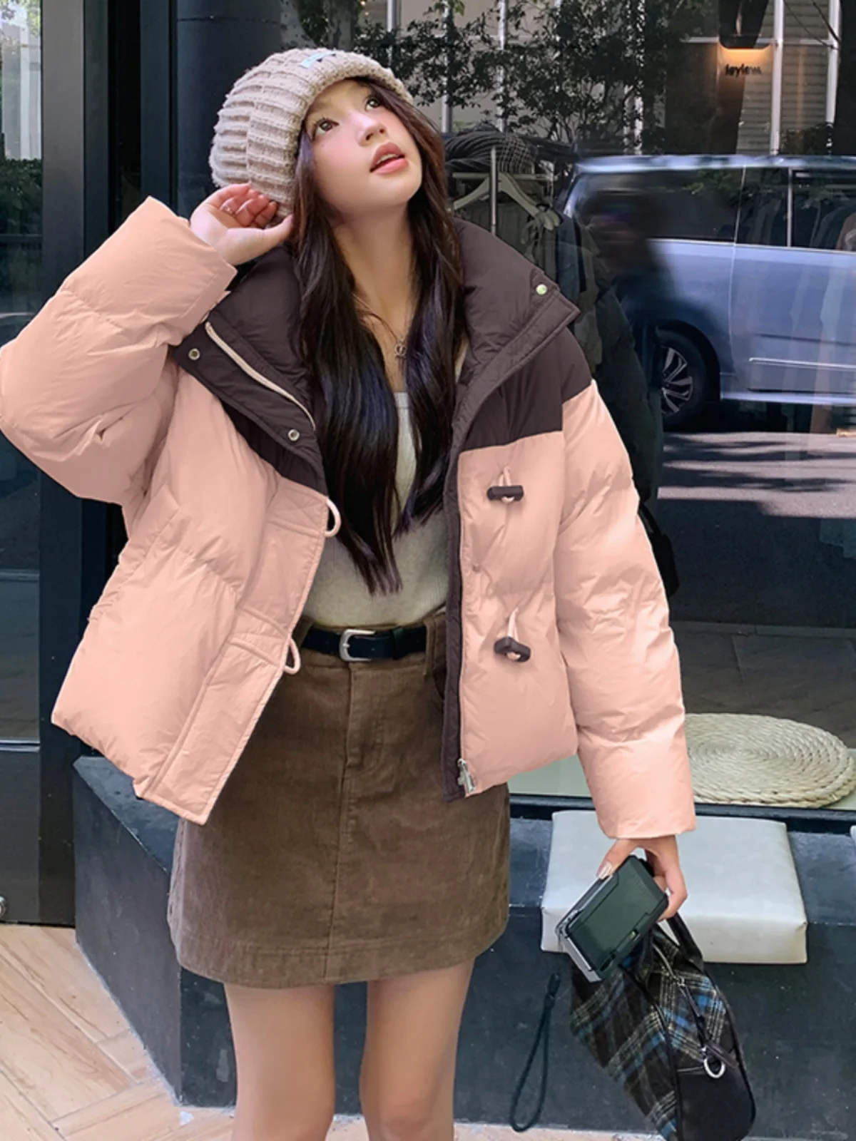 Модный контрастный цвет в стиле пэчворк короткий пуховик на белом утином пуху