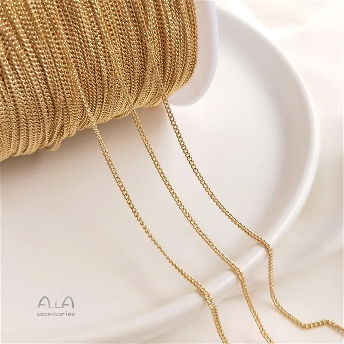 Боковая цепочка золотого цвета 14 карат крестовая из хлыста линия ушей с