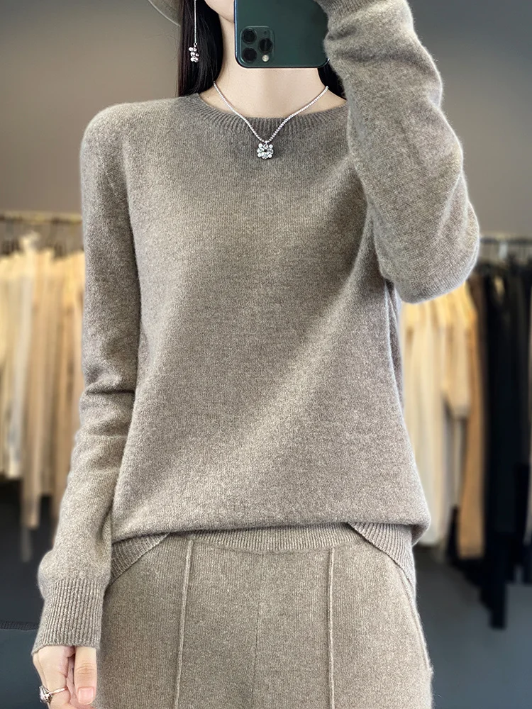 Новый однотонный свободный пуловер с круглым вырезом в классическом стиле