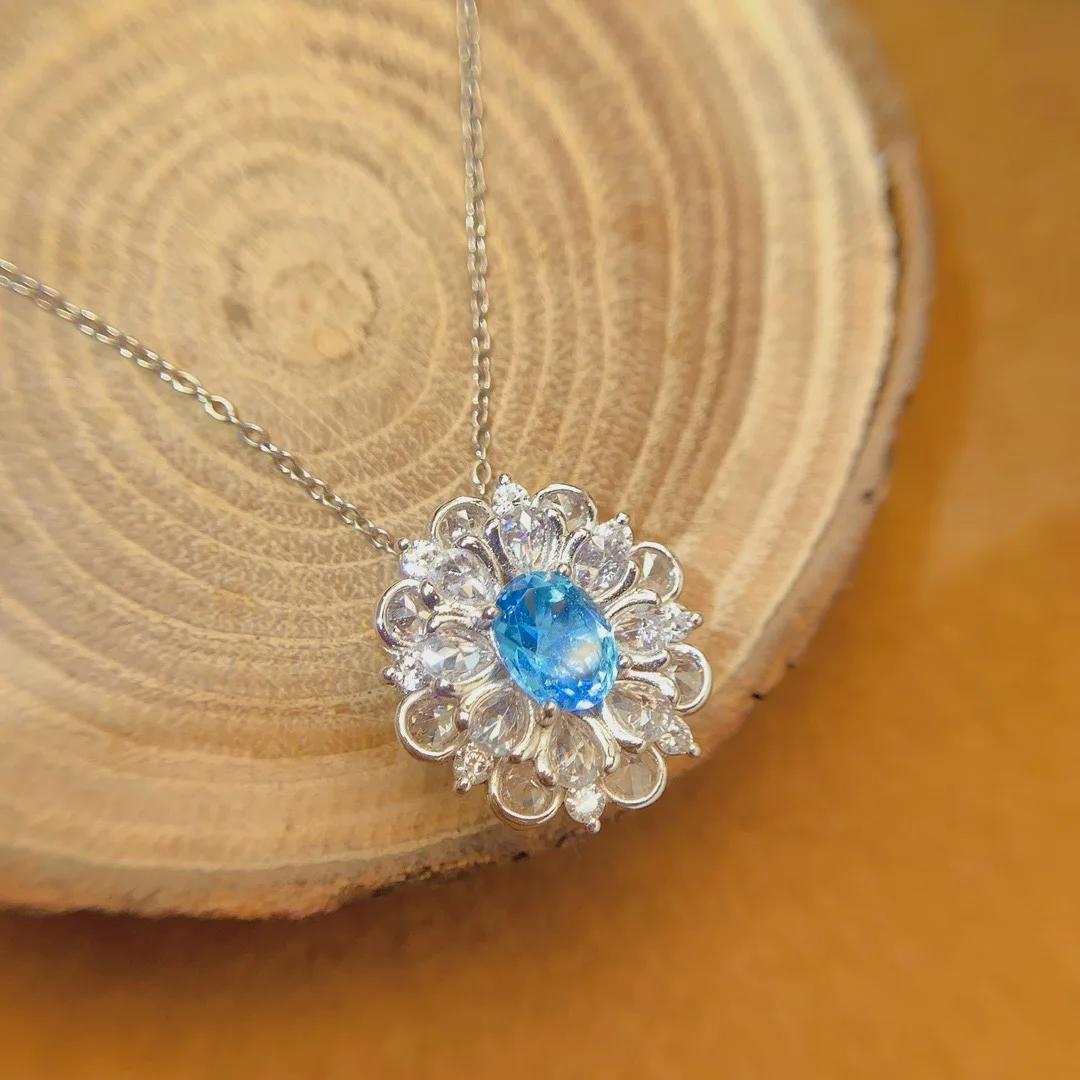 Женский кулон из серебра 925 пробы с натуральным голубым топазом 6 х8 мм