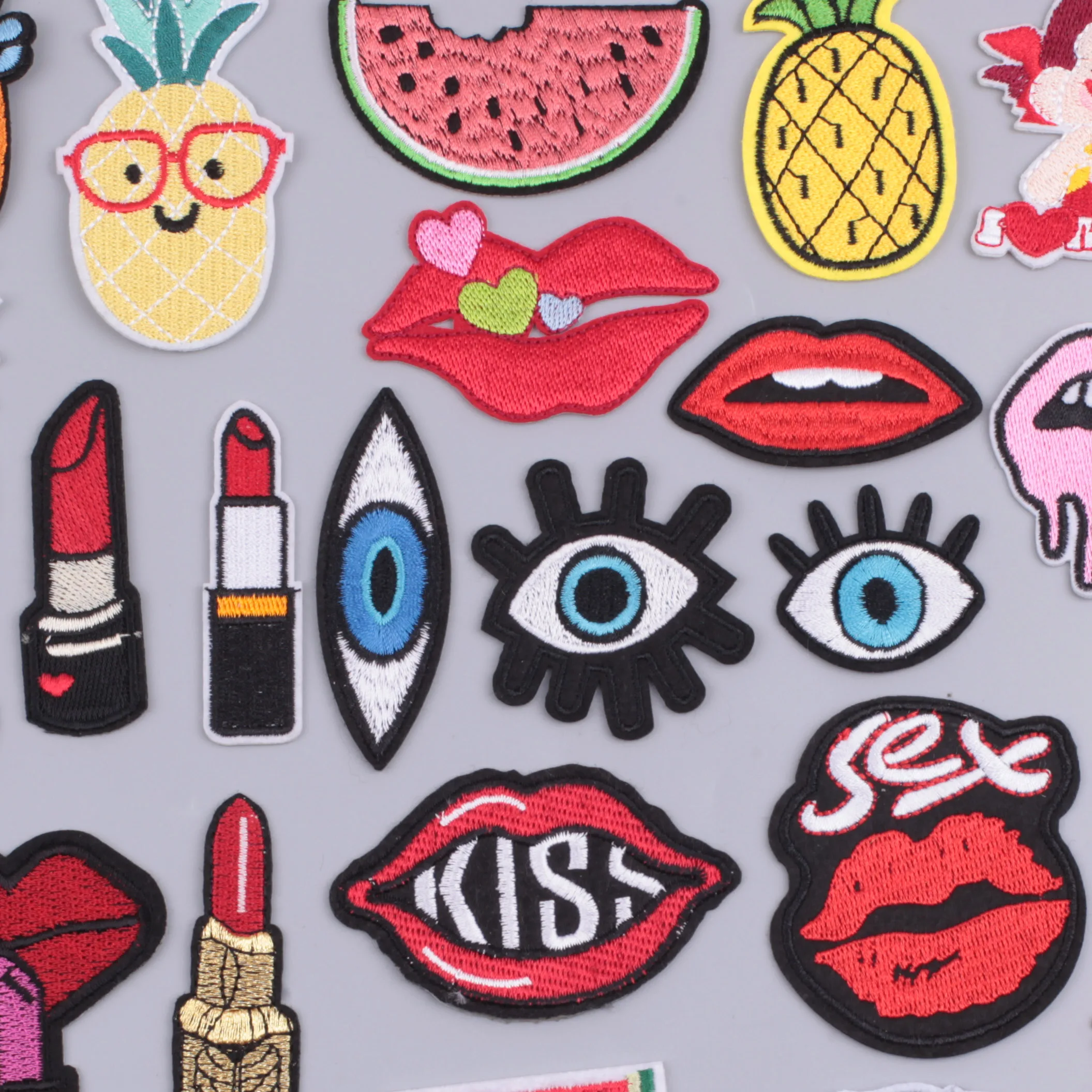 

Cartoon Lips Embroidered Patches for Clothing Thermoadhesive Patches Iron on Patches Sewing Badges Appliques Anime Stickers