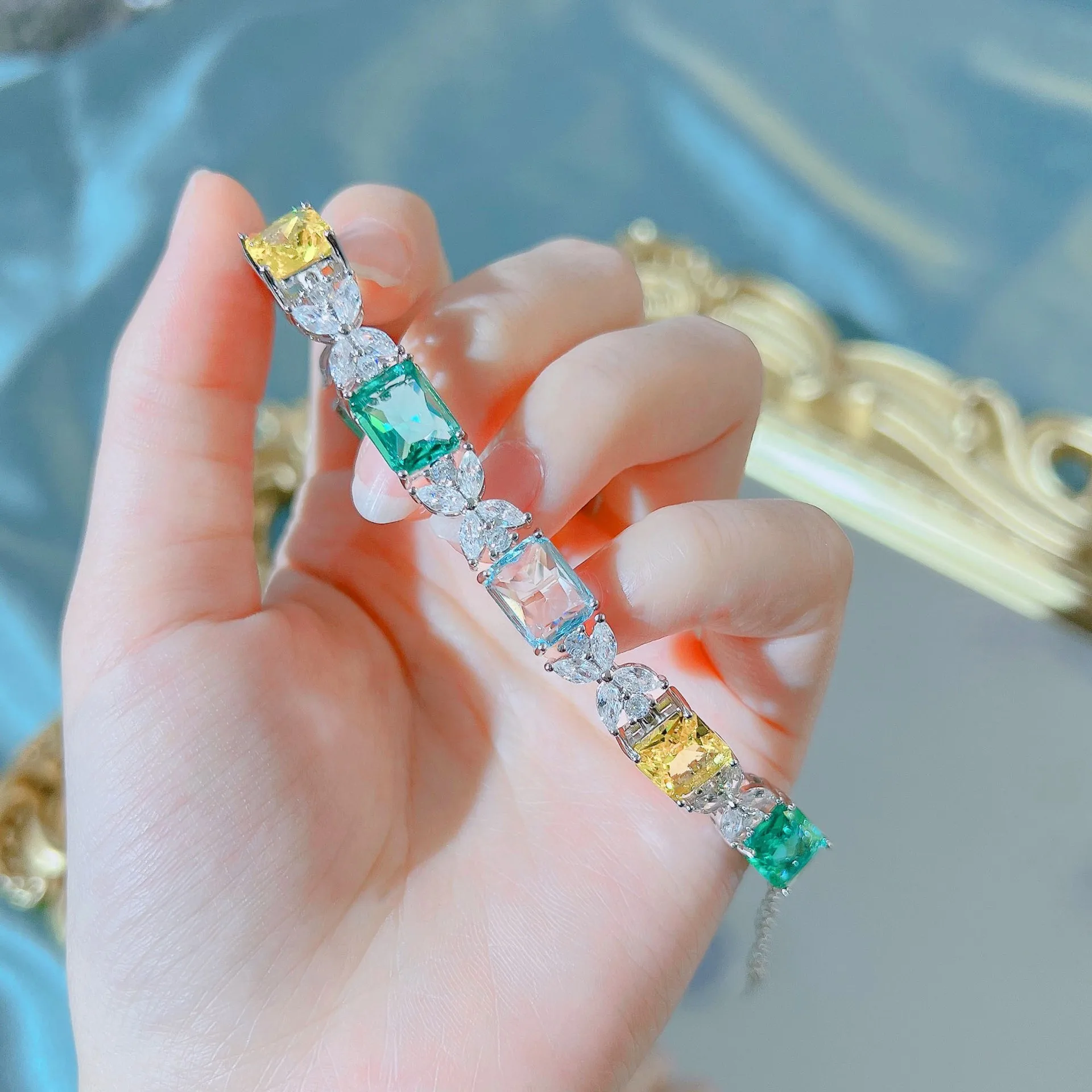 Женский браслет из серебра 2023 пробы с фианитами