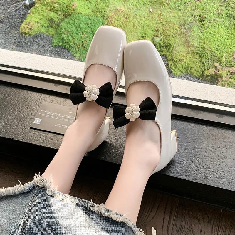 Туфли на каблуке с квадратным носком и бантом. Женская обувь. Осеннее летнее