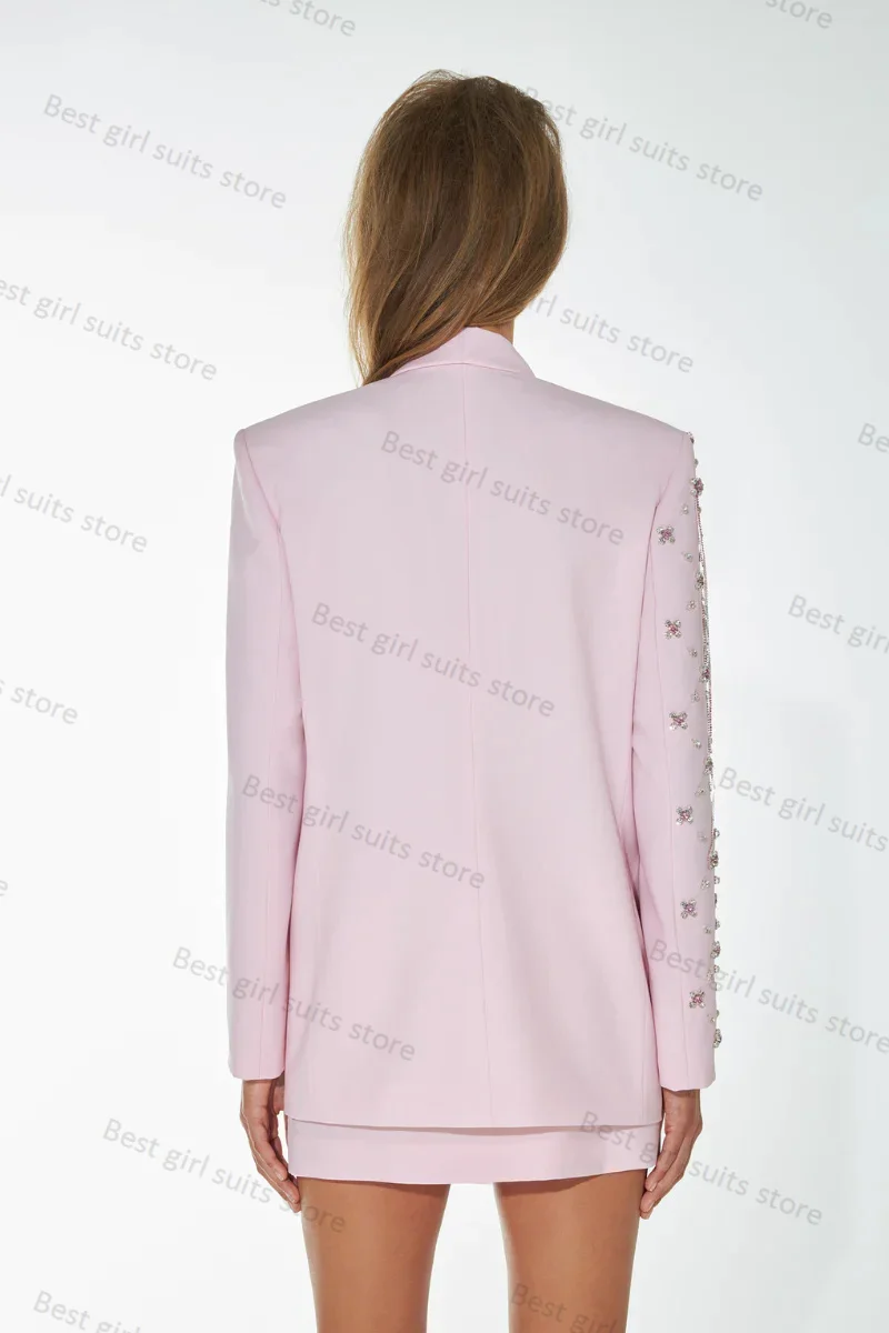 Рисунок 2 - Женский костюм из блейзера и длинных брюк