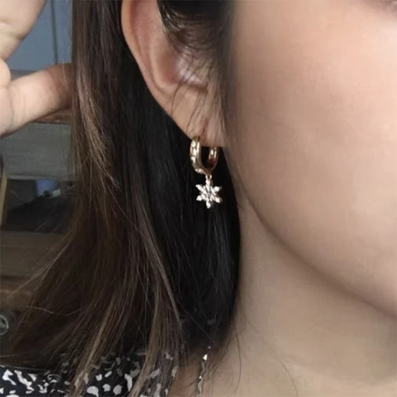 Серьги Starlight Snow Яркие элегантные серьги со снежинками из циркона с гвоздями