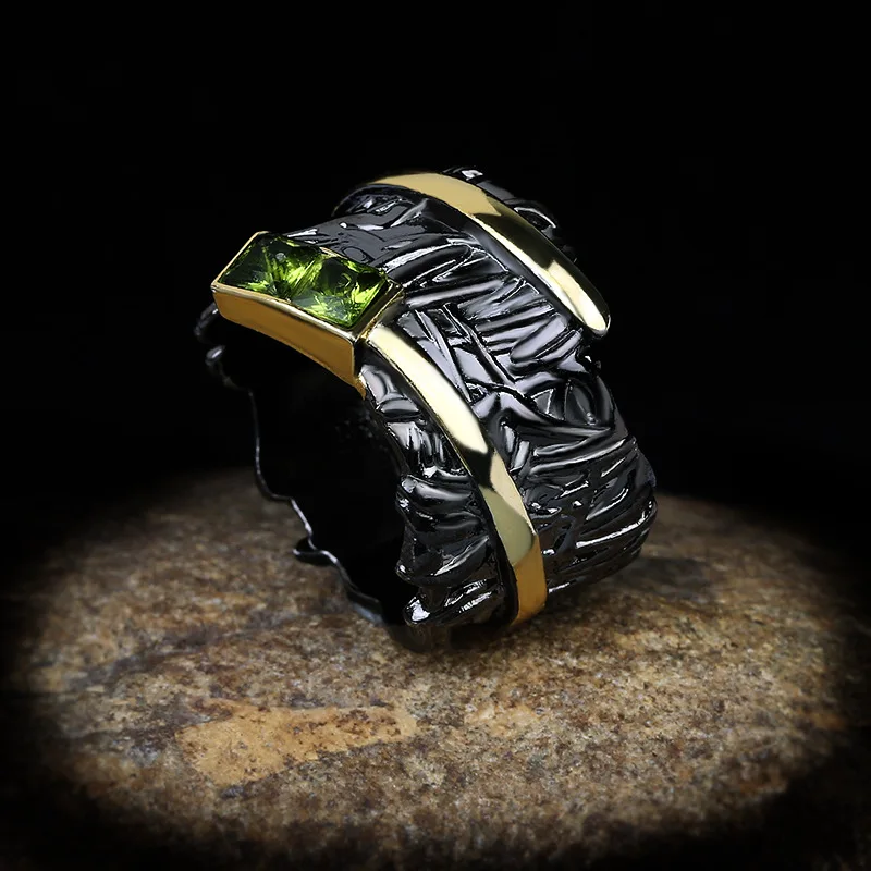 Женское двухцветное кольцо с зеленым цирконием Винтажное черного и золотого