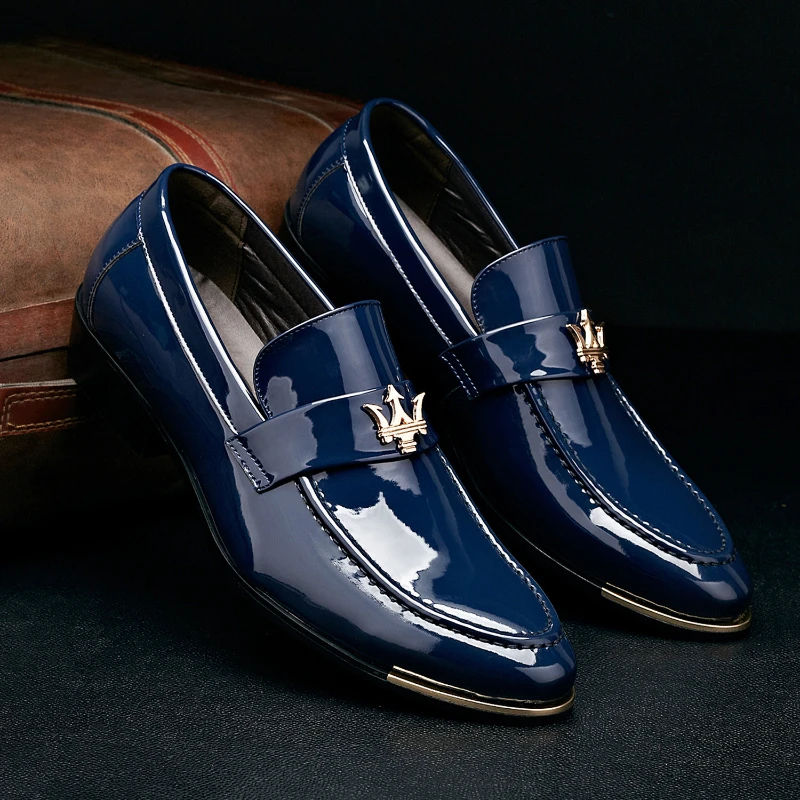 

Lisapie стиль джентльмена Мужская обувь из лакированной кожи мужские классические туфли с острым носком черные Синие слипоны металлические Украшенные деловые туфли