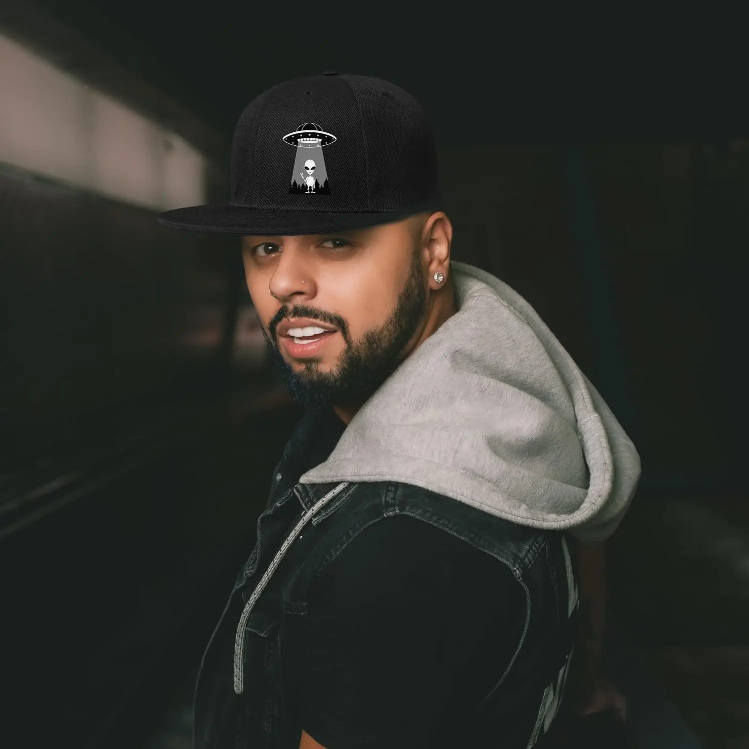 Фото Ufo Aliens Snapback Шляпы для мужчин Flat Bill Hat для мальчика Рюкзак Snap Бейсболка Черная №3