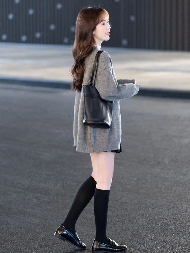 Высококачественный серый свободный свитер с v-образным вырезом и вышивкой Love