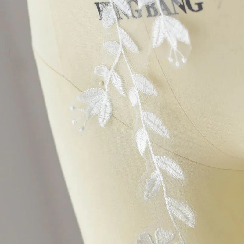 Кружевная аппликация цвета слоновой кости аппликации на воротнике с вырезом