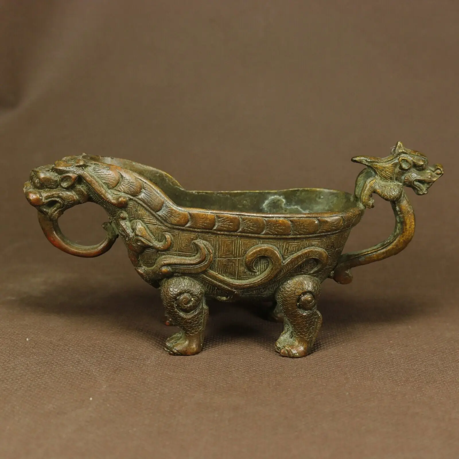 

Бронзовые чашки с гравировкой дракона