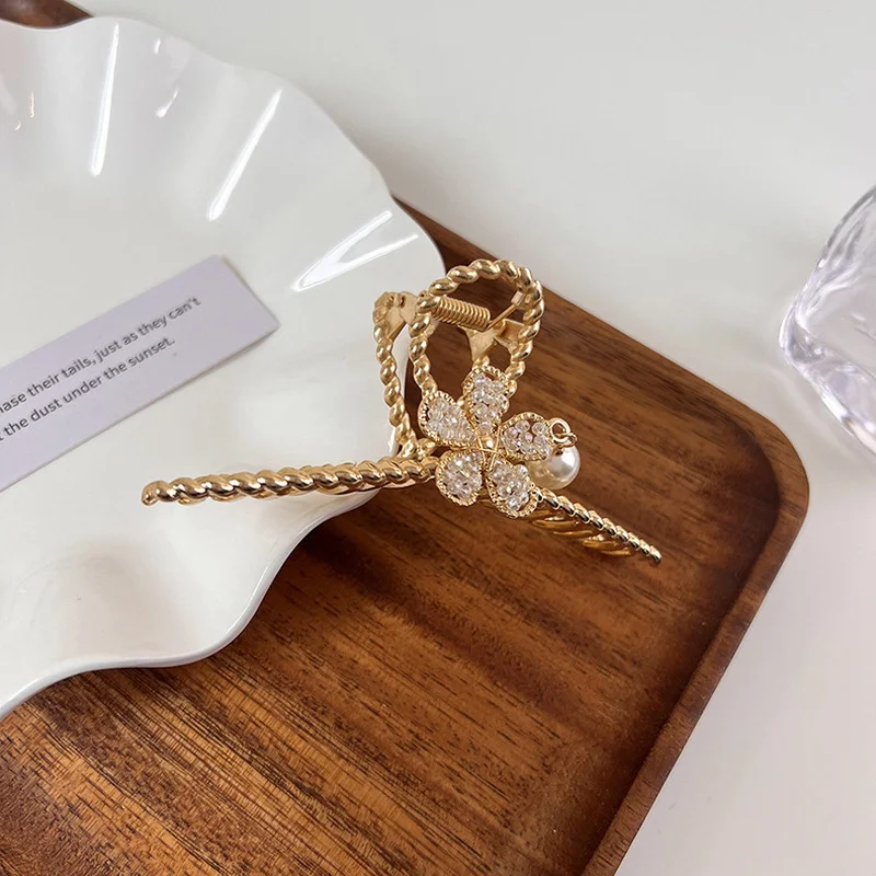 

2022 New Women Simple Grace Hair Claws Crystal Flowers Imitation Pearls Twist Metal Hair Clip for Girl Fashion Hair Accessories