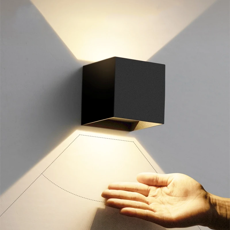 Черный настенный светильник в современном стиле для внутреннего декора со