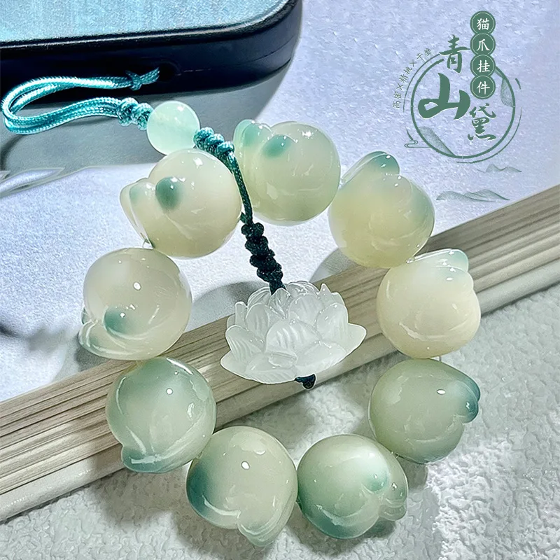 Подвеска-брелок в виде кошачьей лапы