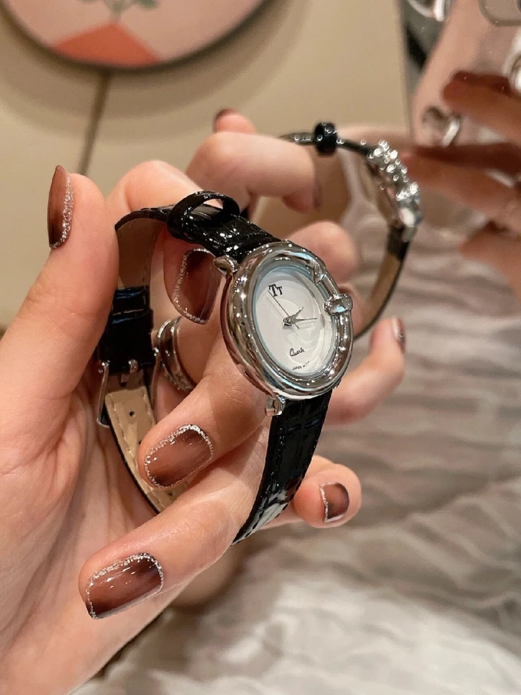 Niche Casual Temperament Women's Watch Fashion Small Dial High Quality Belt Design Quartz Watch Workplace Life Wear Watch