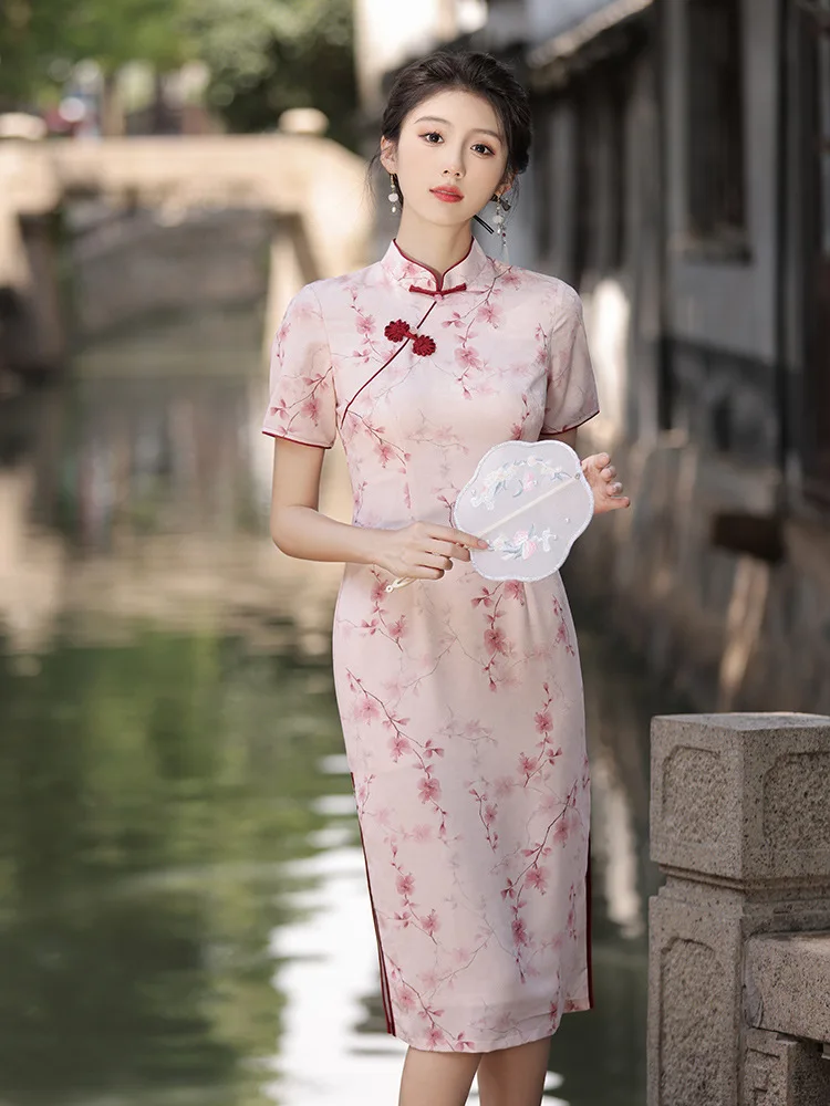 Женское платье средней длины с коротким рукавом