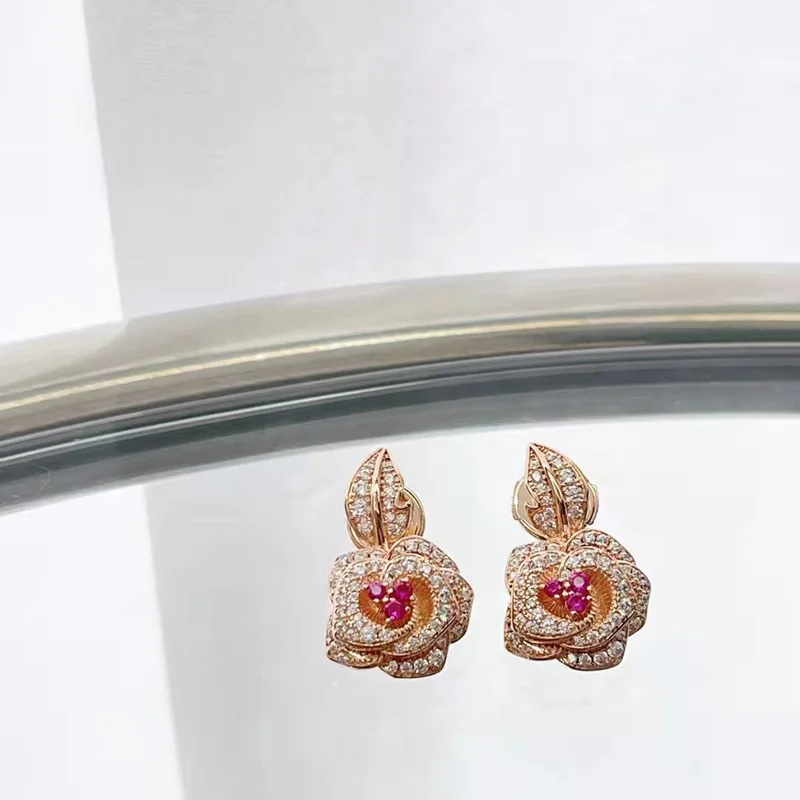 

New Rose Petal Geometric Stud Earrings Female European and American Fashion Minimalist Diamond Rhinestone Earrings Fashion