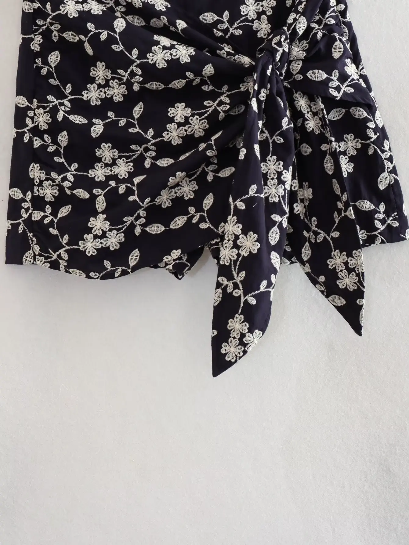 TRAF 2023 New Women Summer Fashion Flower Embroidery Bow Tied Mini Sarong Shorts Skirts Female Side Zipper Slim Hot Pants Mujer