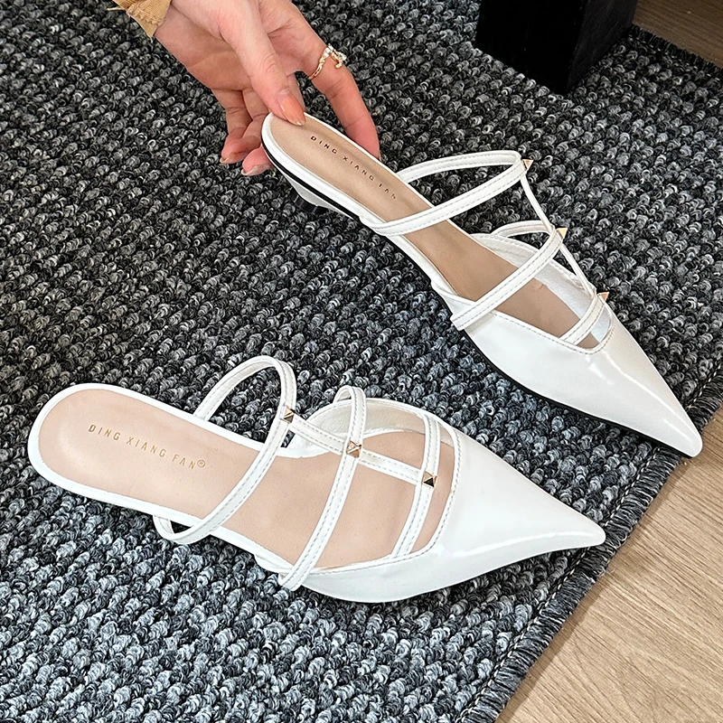 Мюли женские на низком каблуке сандалии без застежки заостренный носок заклепки