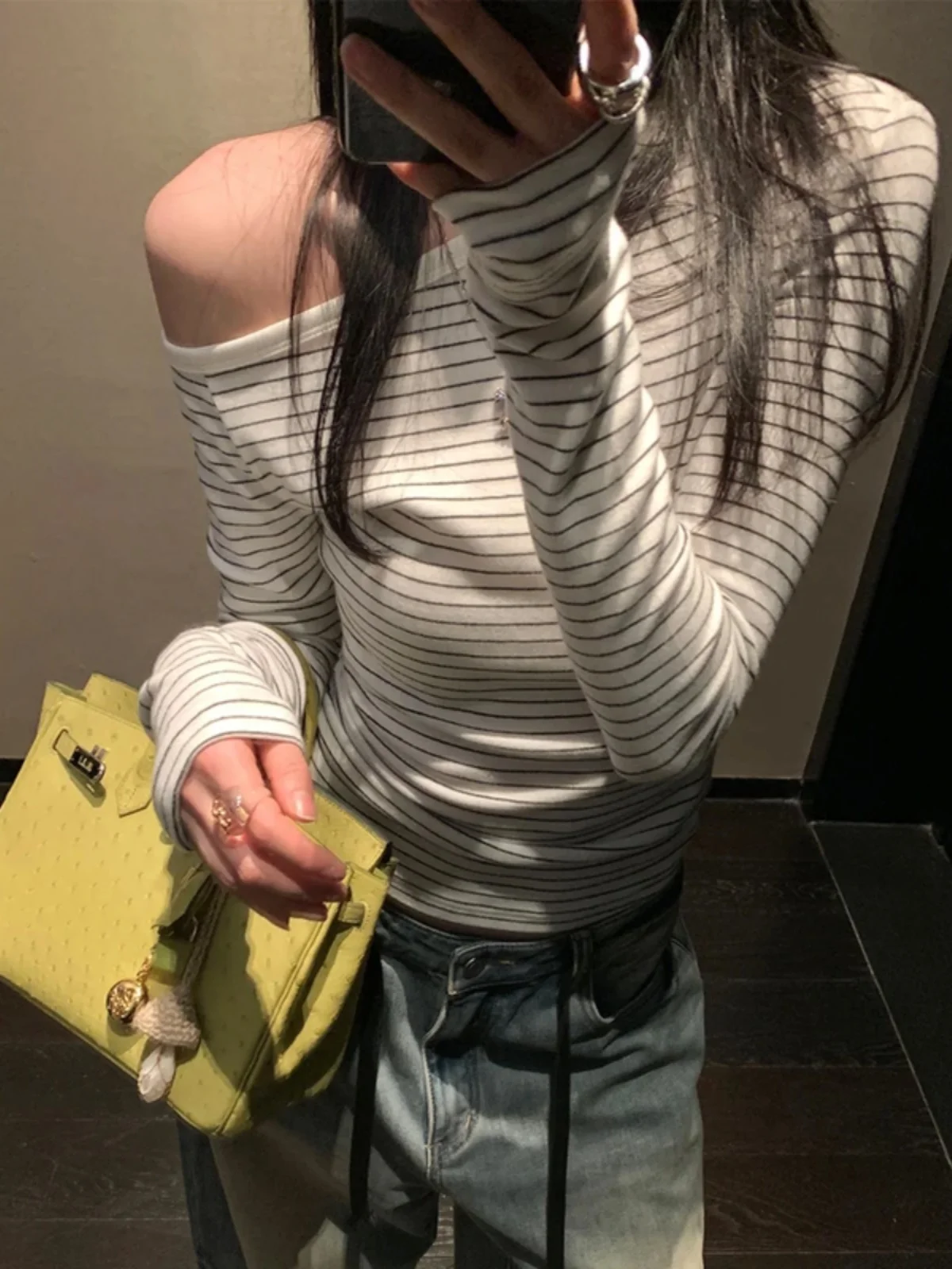 Корейский трикотаж в полоску с наклонными плечами и длинными рукавами женский