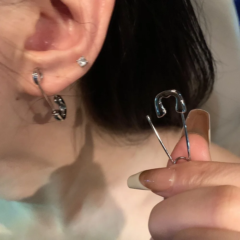 Корейские серьги-гвоздики в стиле панк-рок гранж серебряного цвета с