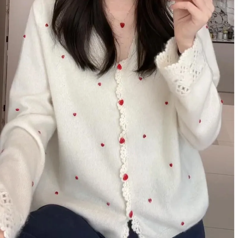 Элегантный повседневный белый вязаный кардиган с пуговицами в форме сердца для