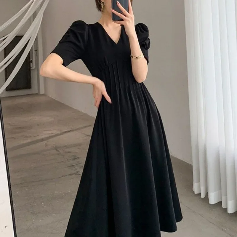 Элегантное облегающее длинное черное платье во французском стиле с V-образным