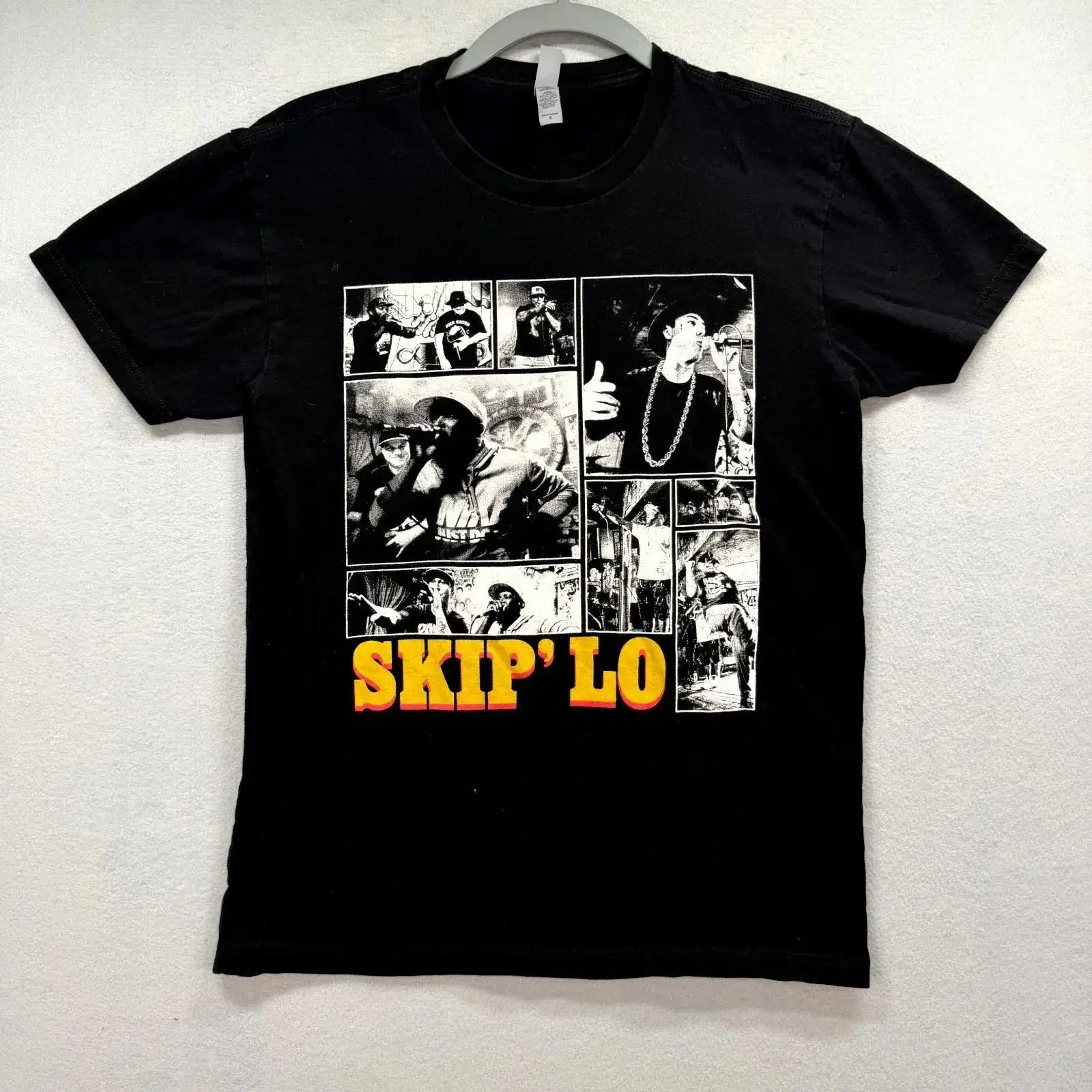 Фото Футболка Skip 'Lo Grafik' мужская, размер S, черная, в стиле рэп/хип-хоп, Next Level Apparel, винтажная, с эффектом потертости, с графическим принтом, слегка модная, дышащая. №1