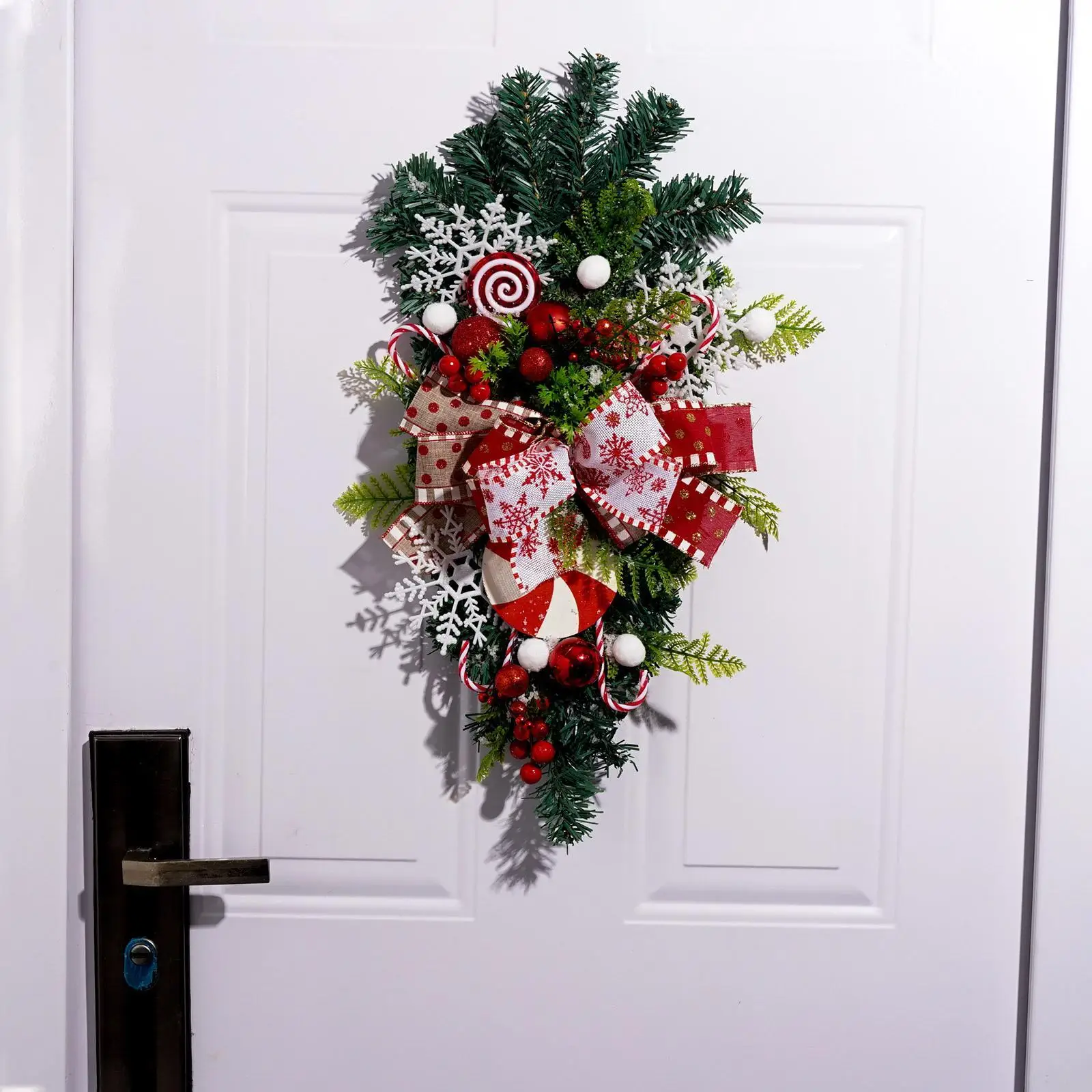 

Рождественский искусственный венок, конфеты, сосновые иглы, трости, снежинки, вверх дном дерево для дома, двери, стены, окна, подвесное украшение