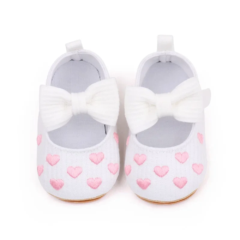 Рисунок 2 - Классические туфли с вышивкой для маленьких девочек