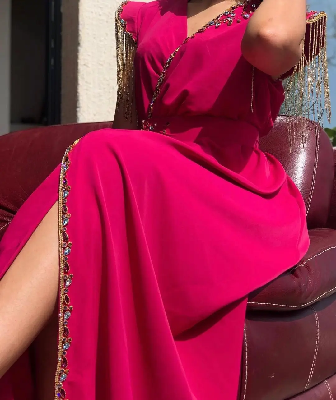 

Vintage Tassels Beadings Capped Sleeves Prom Dresses V Neck Fuchsia Satin Front Split Pleated Floor Length Formal Party Dresses