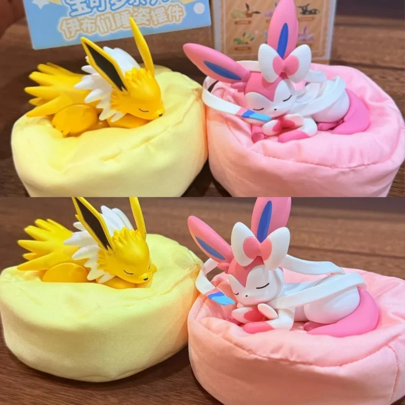 Фото Новинка в наличии: Оригинальная коллекционная фигурка Eevee в спящей позе (слепая коробка) – милый декоративный элемент для рабочего стола, подарок для взрослых коллекционеров №1