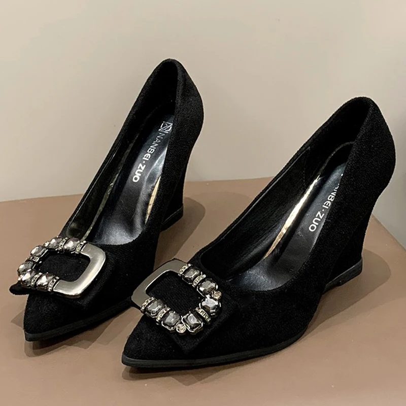 Женская обувь на танкетке с острым носком и кристаллами замшевые пикантные туфли