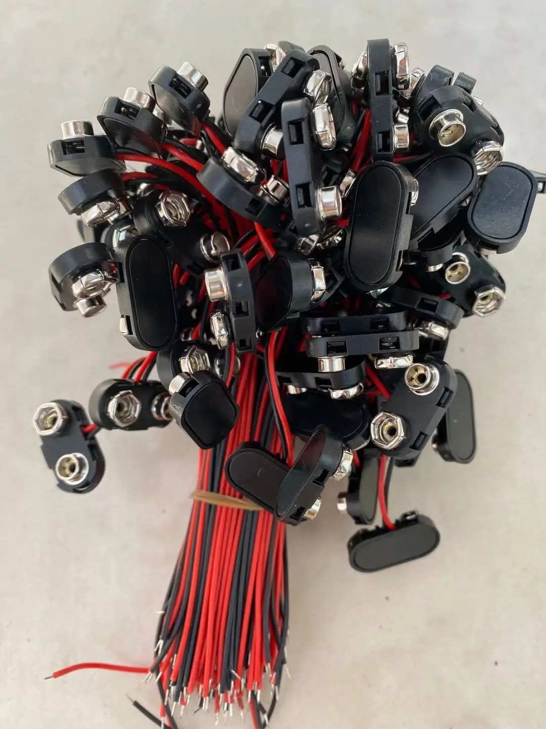 

100pcs DC 9 Volt 9V Snap on Strap Battery Holder Clip Connector T Type Hard Shell Buckle Holder 15cm Lead Wire Cable